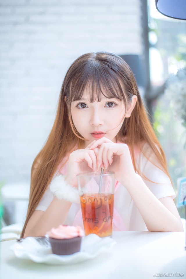 所以眼下，继续进攻对刘备来说，不但是后勤上的负担问题，更重要的是，根本攻不破，伊阙关犹如一道天堑一般横在洛阳与荆州之间，那种绝望的感受这半年来他不止一次感受到，哪怕是关羽、黄忠这等猛将数次亲自带队都被对方逼退的情况下，刘备已经不知道自己该以什么样的方式去支持曹操。